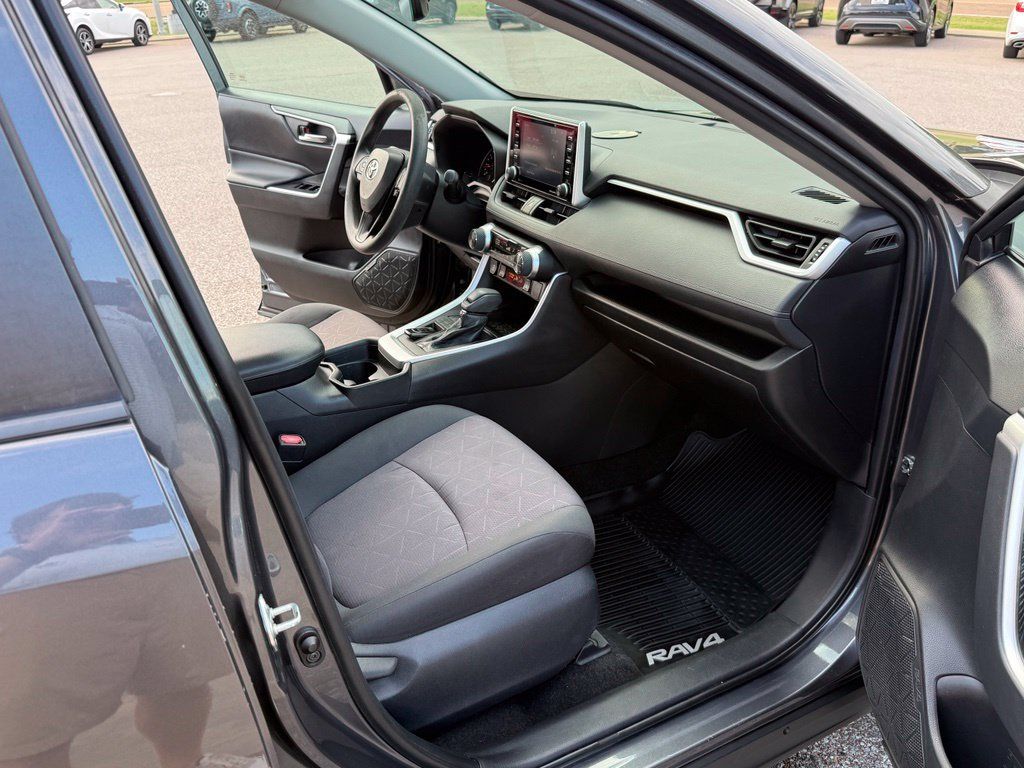 Used 2019 Toyota RAV4 XLE w/ Convenience Package FWD image 31