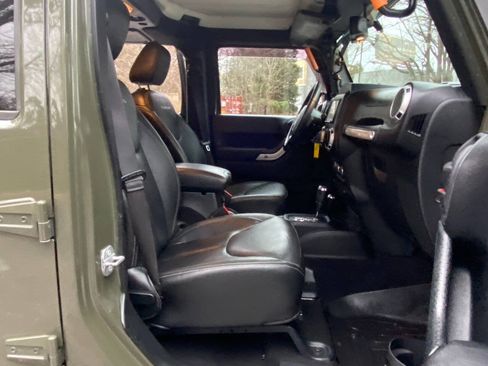 Used 2015 Jeep Wrangler Unlimited Rubicon w/ Connectivity Group AWD/4WD image 48