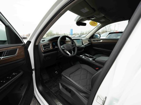 Used 2025 Volkswagen Atlas SE image 8