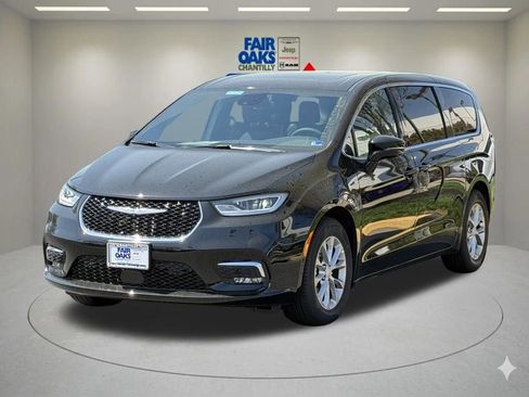New 2026 Chrysler Pacifica Limited FWD image 2