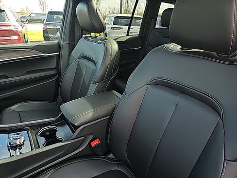 Used 2025 Jeep Grand Cherokee Limited w/ Black Appearance Package image 13