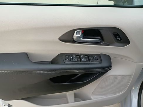 Used 2024 Chrysler Pacifica Touring-L image 18