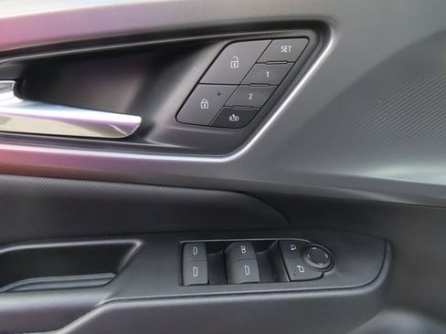 Used 2025 Chevrolet Equinox EV RS w/ Convenience Package II AWD/4WD image 13