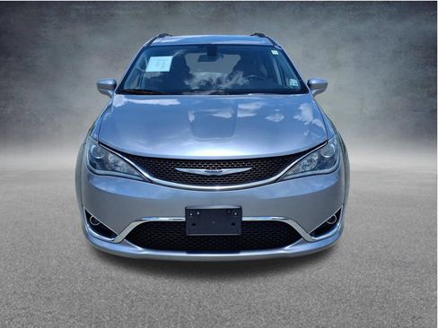 Used 2020 Chrysler Pacifica Touring-L w/ Tire & Wheel Group FWD image 2
