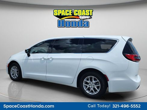 Used 2025 Chrysler Pacifica Select FWD image 11