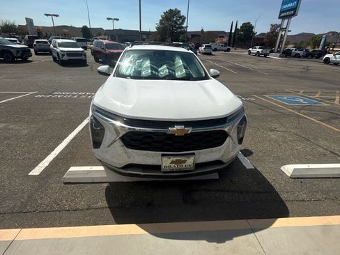 Used 2024 Chevrolet Trax LT w/ Driver Confidence Package FWD image 2