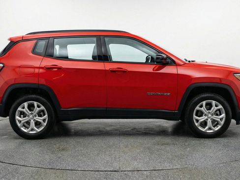 Used 2025 Jeep Compass Latitude image 11