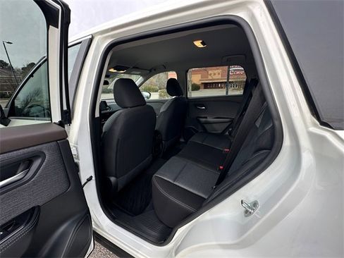 Used 2023 Nissan Rogue SV image 18