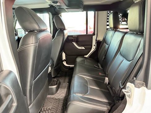 Used 2018 Jeep Wrangler Unlimited Rubicon w/ Connectivity Group image 18