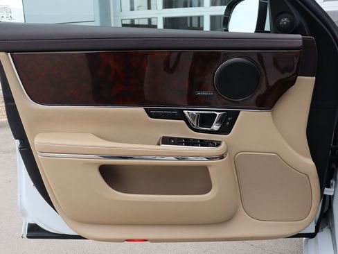 Used 2014 Jaguar XJ image 39