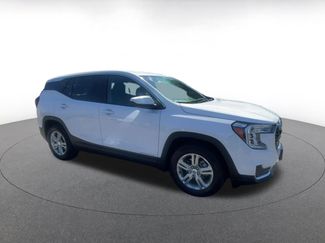 Used 2024 GMC Terrain SLE video 2