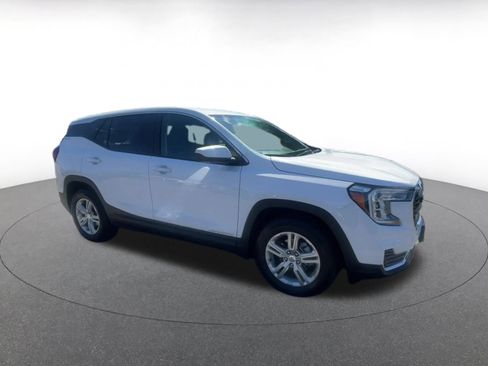 Used 2024 GMC Terrain SLE image 2