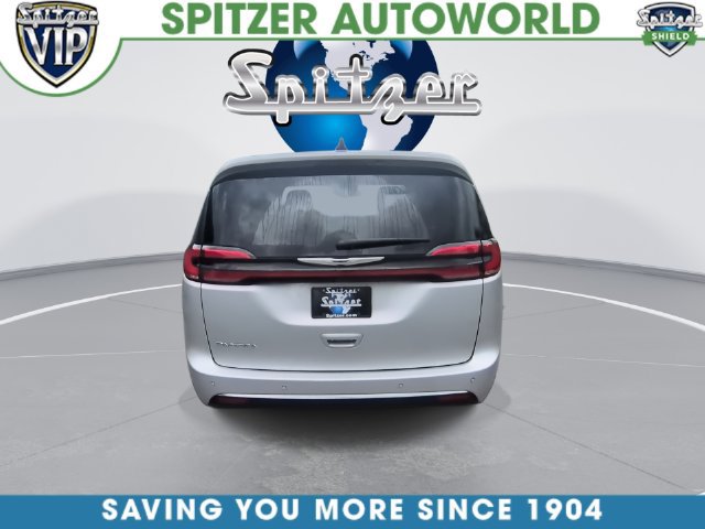 Used 2024 Chrysler Pacifica Touring-L FWD image 9