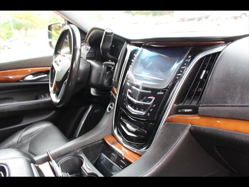 Used 2018 Cadillac Escalade Premium Luxury RWD image 16