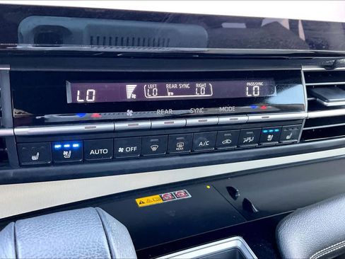 Used 2025 Toyota Sienna Platinum FWD image 33