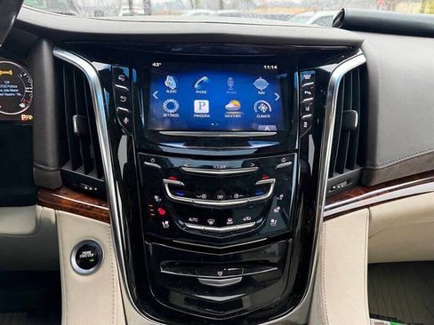 Used 2015 Cadillac Escalade Luxury AWD/4WD image 13
