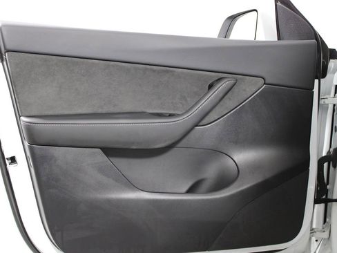 Used 2021 Tesla Model Y Long Range image 6