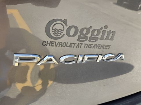 Used 2023 Chrysler Pacifica Touring-L FWD image 31