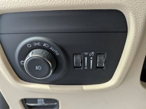 Used 2024 Jeep Grand Cherokee Limited image 18