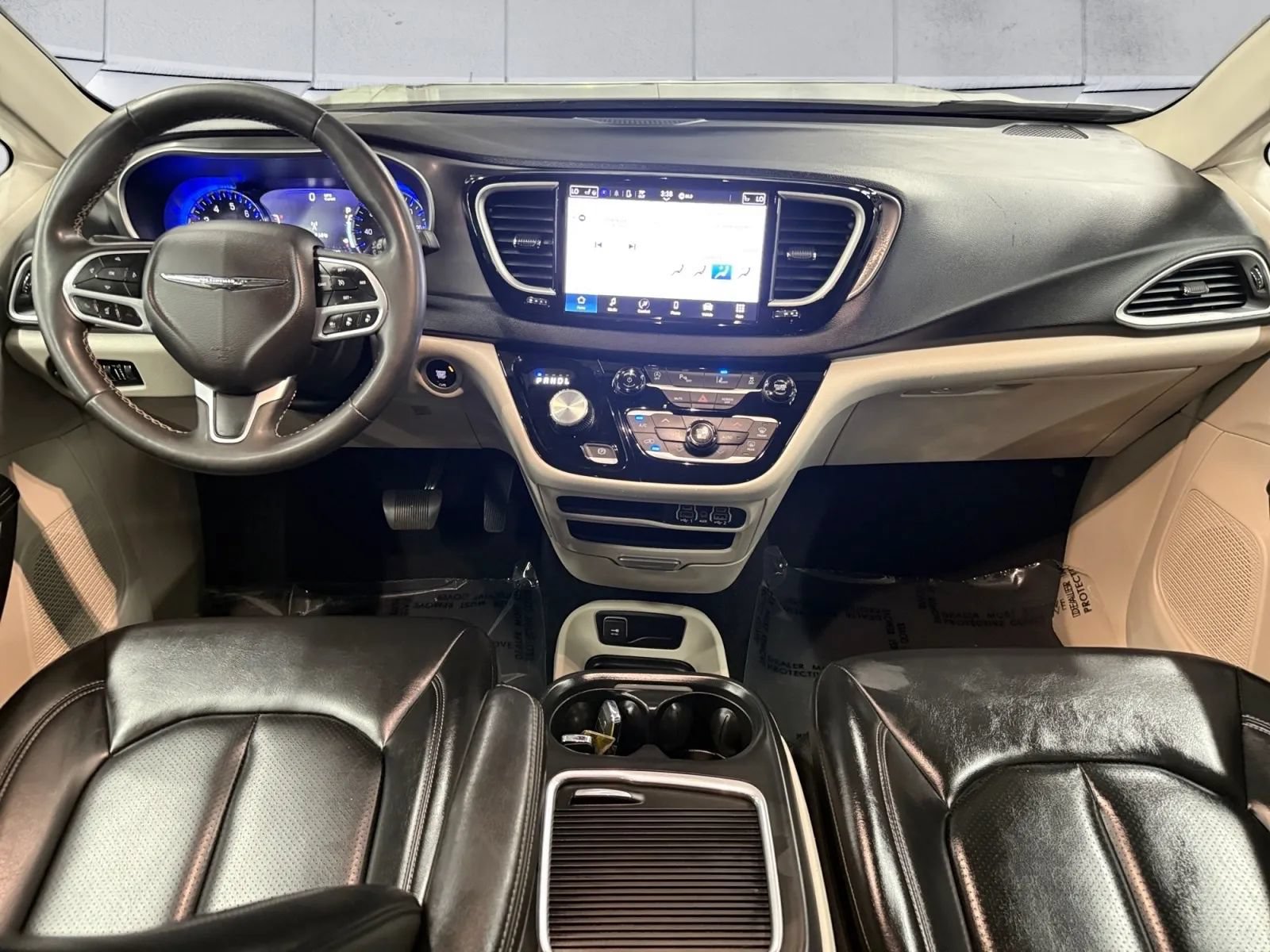 Used 2023 Chrysler Pacifica Touring-L FWD image 10