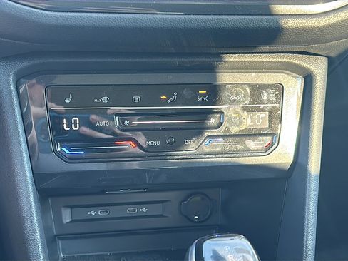 Used 2024 Volkswagen Tiguan SE w/ Panoramic Sunroof Package image 32