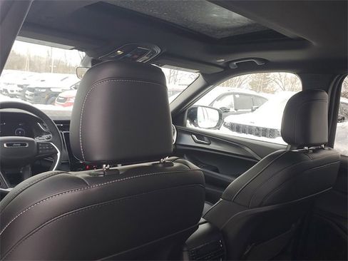 New 2025 Jeep Grand Cherokee L Altitude image 12