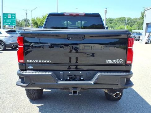 Used 2024 Chevrolet Silverado 2500 High Country w/ Technology Package AWD/4WD image 4