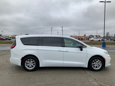 Used 2025 Chrysler Pacifica Select image 6