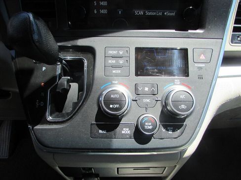 Used 2017 Toyota Sienna LE FWD image 19
