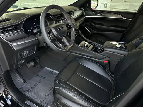 Used 2025 Jeep Grand Cherokee Overland AWD/4WD image 9