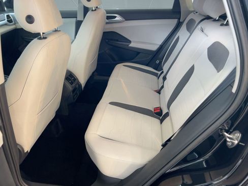 New 2026 Volkswagen Taos SE image 15