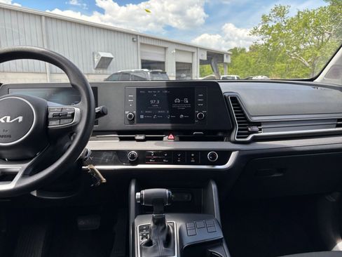 Used 2024 Kia Sportage LX FWD image 17