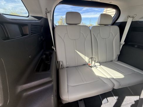 Certified 2022 Kia Sorento S w/ Panoramic Sunroof Package image 18