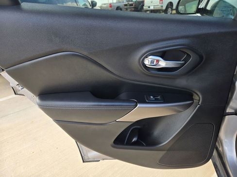 Certified 2019 Jeep Cherokee Latitude Plus w/ Comfort/Convenience Group image 13