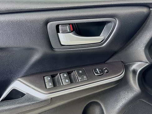 Used 2017 Toyota Camry SE FWD image 16