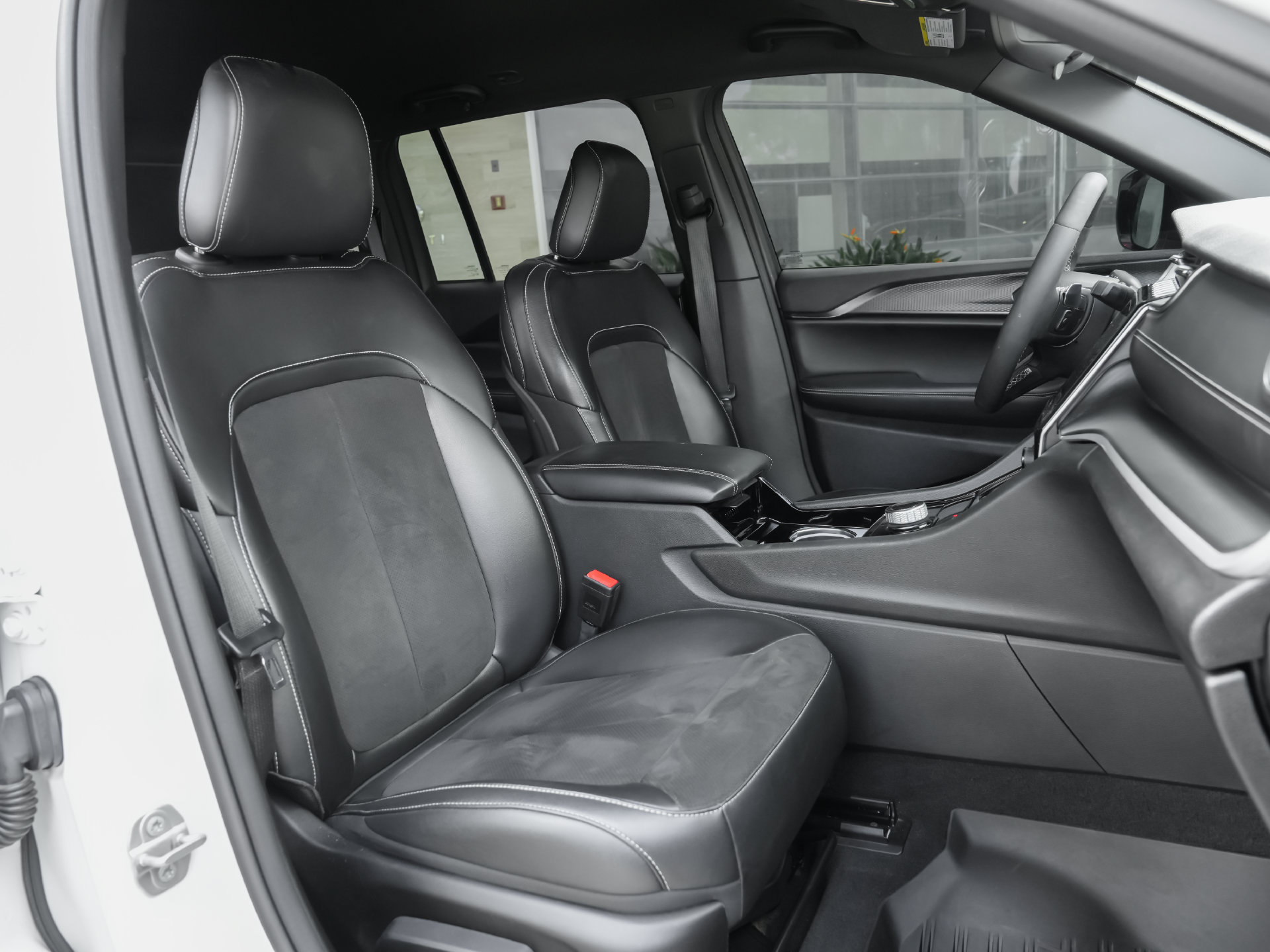 Used 2023 Jeep Grand Cherokee Altitude AWD/4WD image 39