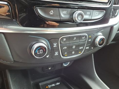 Used 2023 Chevrolet Traverse LT FWD image 28