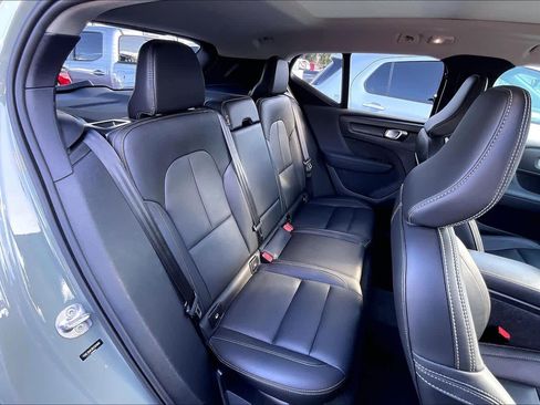 Used 2024 Volvo XC40 B5 Core image 25