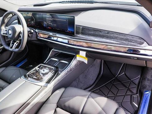 Used 2025 BMW 740i xDrive image 25