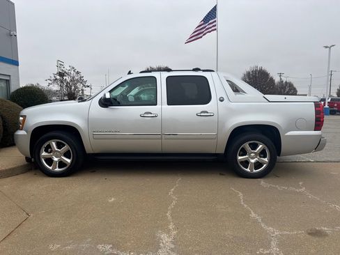 Used 2013 Chevrolet Avalanche LTZ image 6