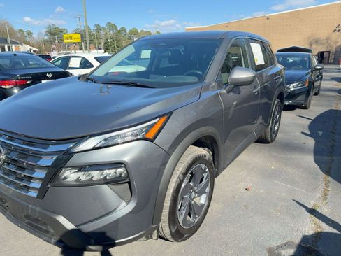 Used 2025 Nissan Rogue SV image 3