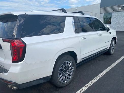 Used 2023 GMC Yukon XL Denali Ultimate AWD/4WD image 3
