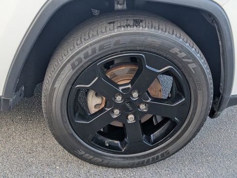 Used 2019 Jeep Grand Cherokee Laredo image 20