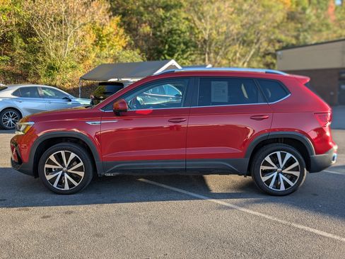 Used 2024 Volkswagen Taos SE w/ Panoramic Sunroof Package image 6