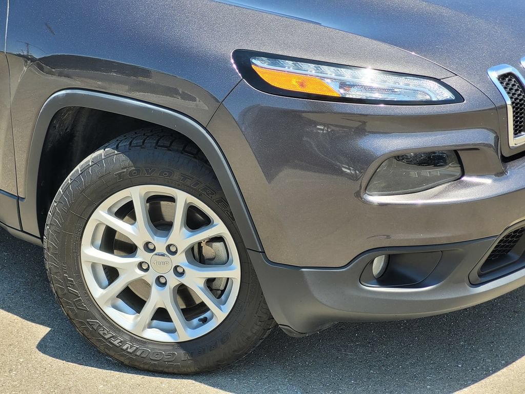 Used 2018 Jeep Cherokee Latitude Plus w/ Cold Weather Group AWD/4WD image 2