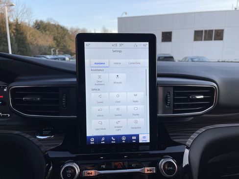 Used 2023 Ford Explorer Limited w/ Limited Technology Package image 13