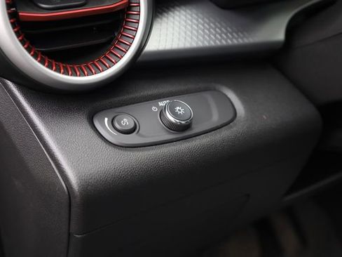 Used 2025 Chevrolet Trax RS w/ Sunroof Package image 12