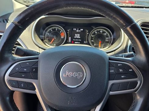 Used 2019 Jeep Cherokee Latitude Plus w/ Comfort/Convenience Group FWD image 24
