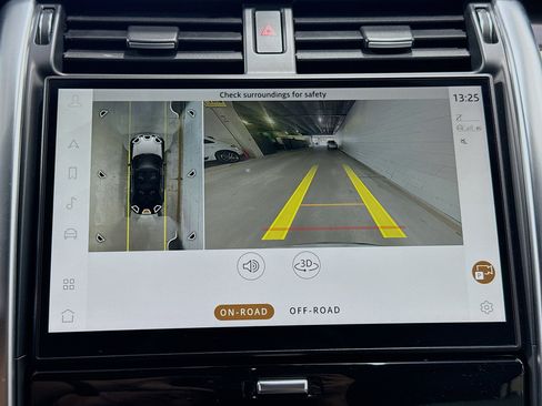 Used 2024 Land Rover Discovery Metropolitan Edition image 34