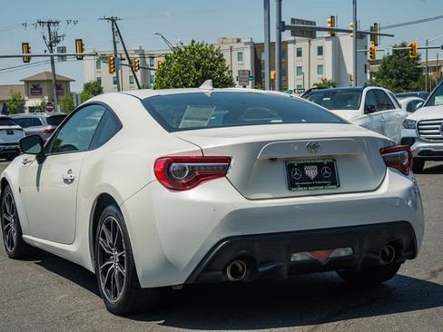 Used 2017 Toyota 86 RWD image 5